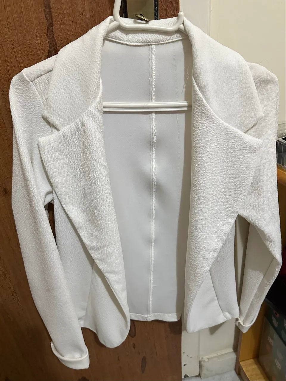 Blazer feminino branco acinturado - Foto 2