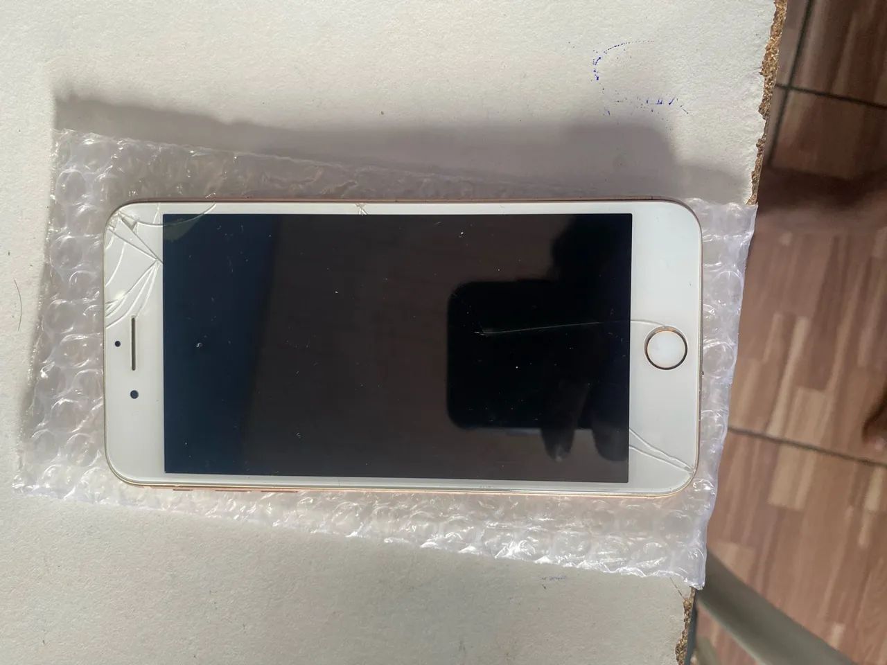 iPhone 8 Plus queimado + tela nova (posso vender separadamente)