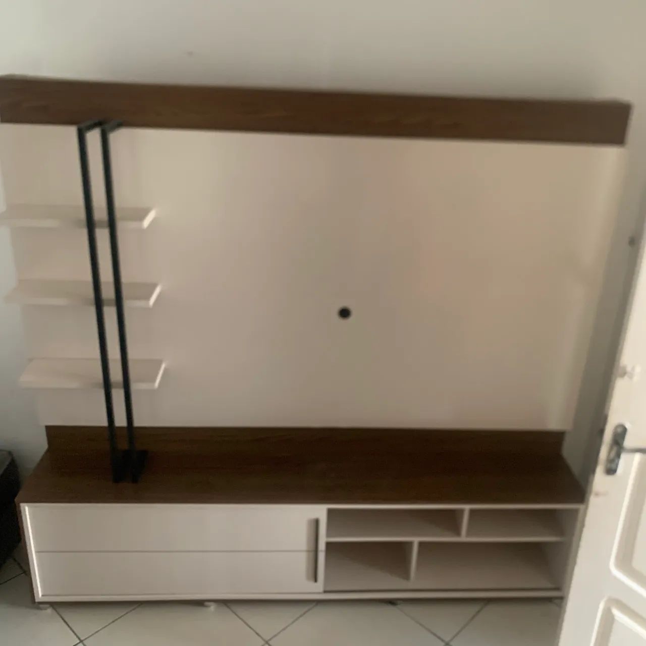 Painel para TV com Rack e Prateleiras - Branco e Amadeirado - Foto 2