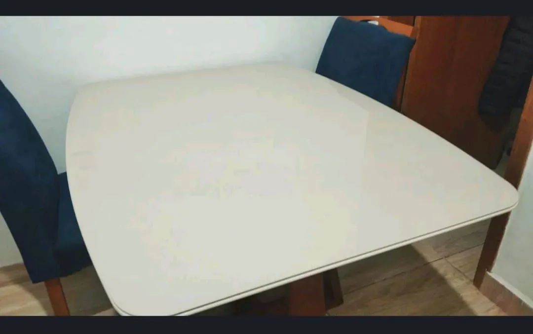 Mesa com 4 cadeiras nova 