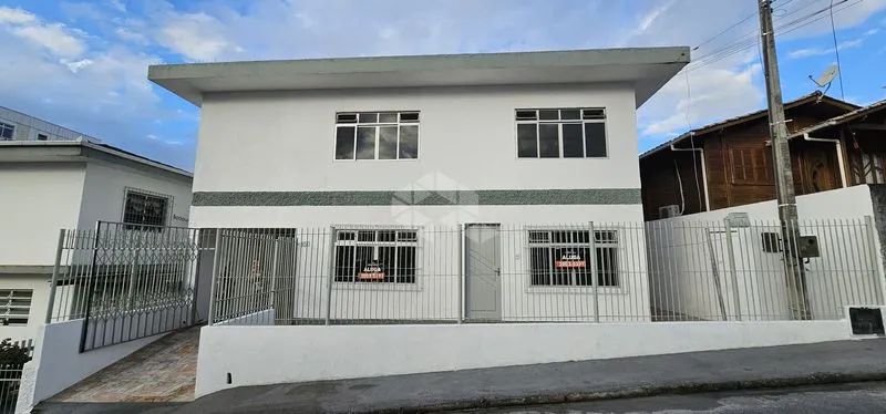 Casa de 6 quartos para alugar com 200M² - Barreiros, São José