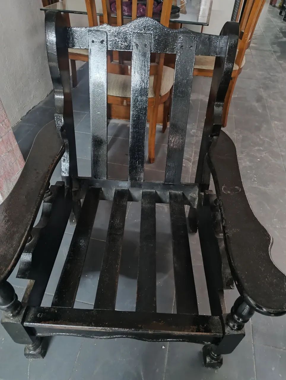 Vendo duas cadeiras de madeira pura antiga