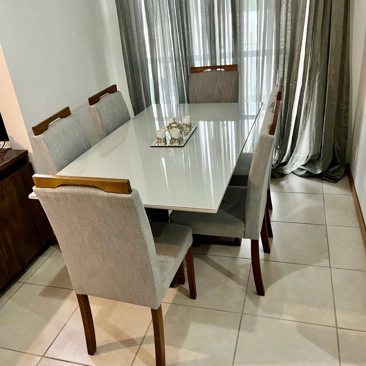 Jogo de mesa com 6 cadeiras