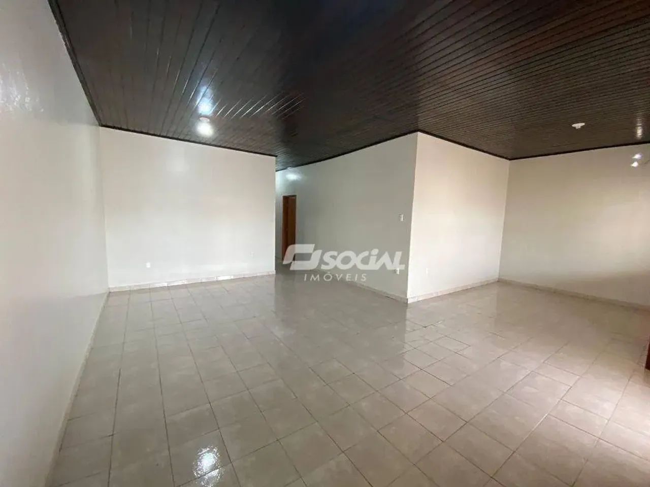 Excelente imóvel para locação e venda em localização privilegiada com amplo espaço interno - Foto 3