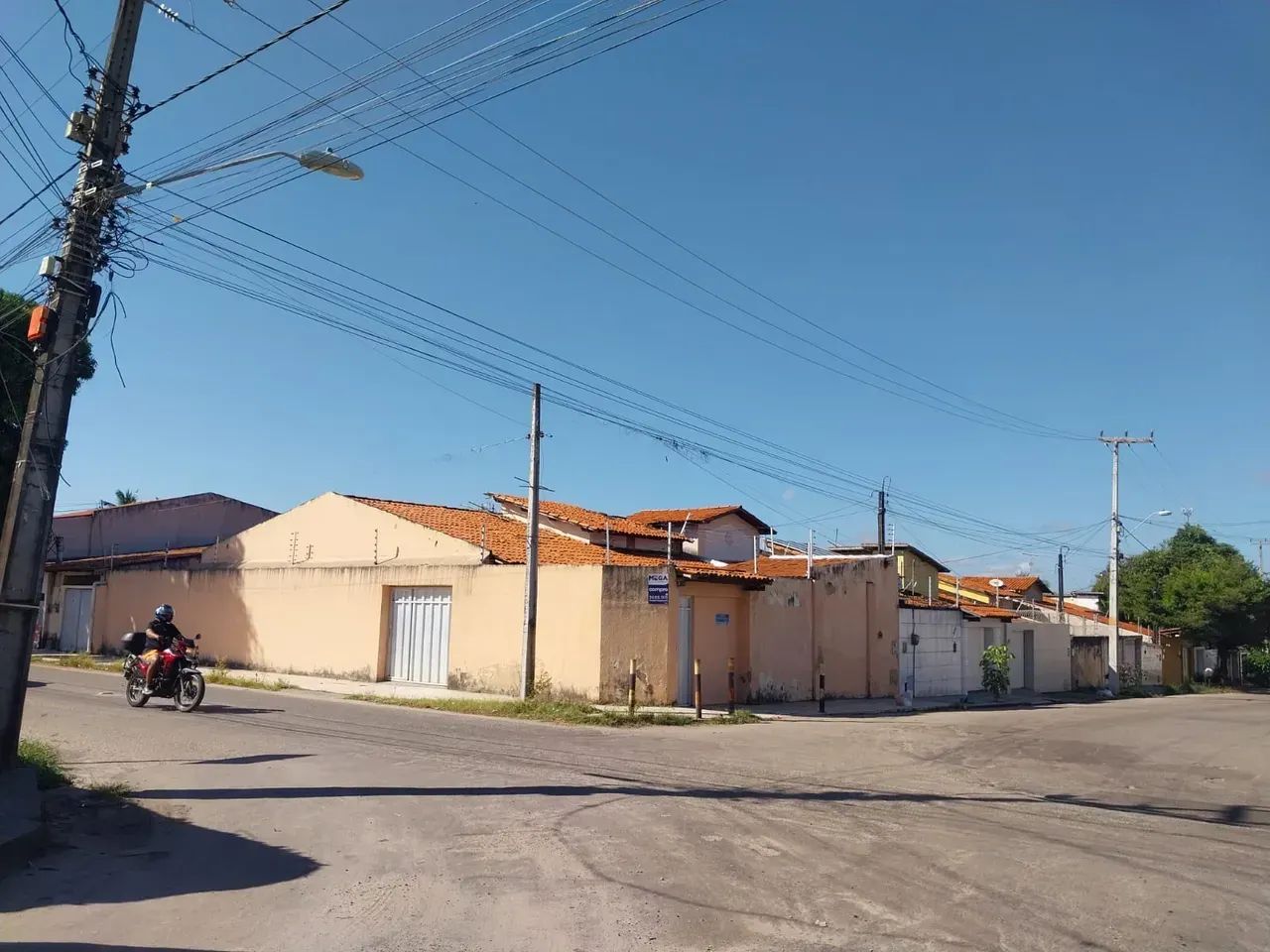 CASA DE ESQUINA COM PISCINA EM MESSEJANA!
