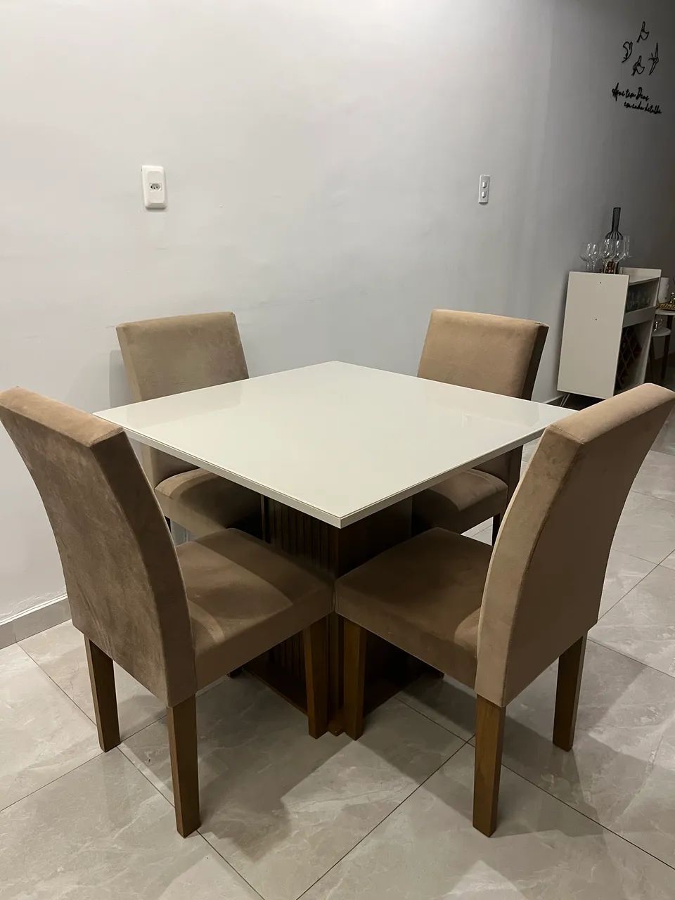 Vende mesa de jantar, quadrada com 4 cadeiras - Foto 4
