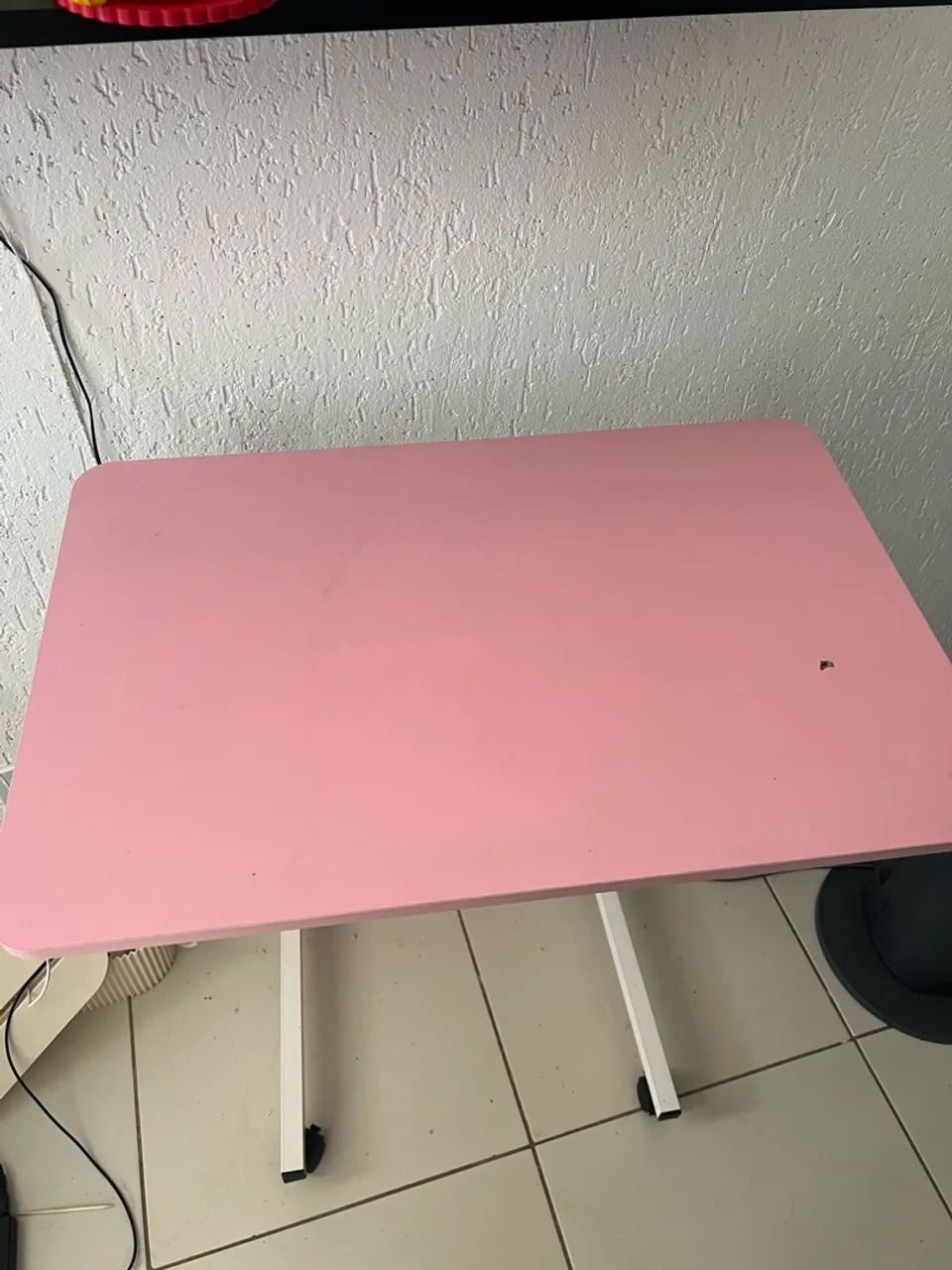 Mesa escrivaninha rosa regulável e com rodinhas 