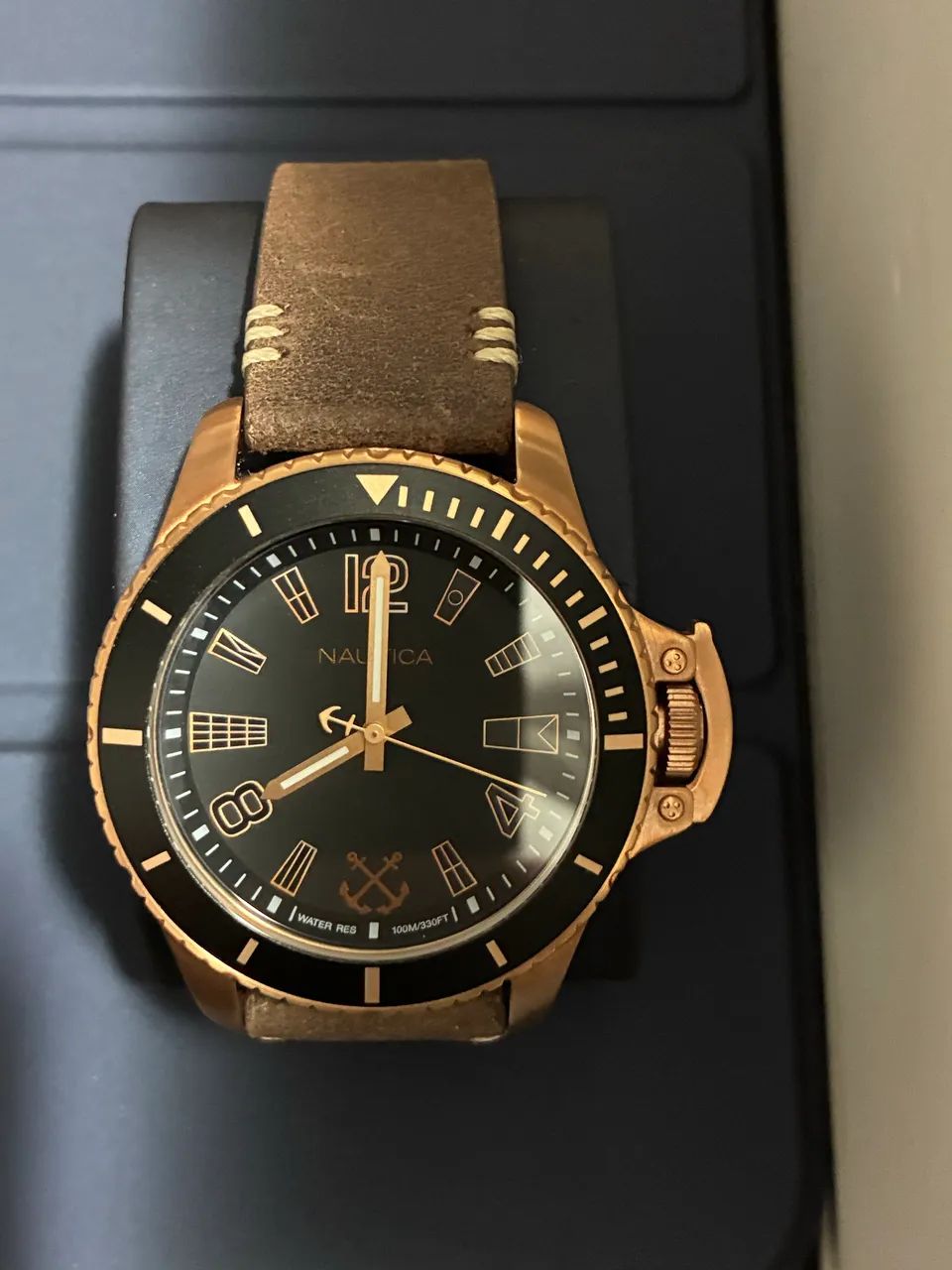 Relógio Nautica Bayside, modelo NAPBSF915, com caixa dourada e pulseira de couro marrom