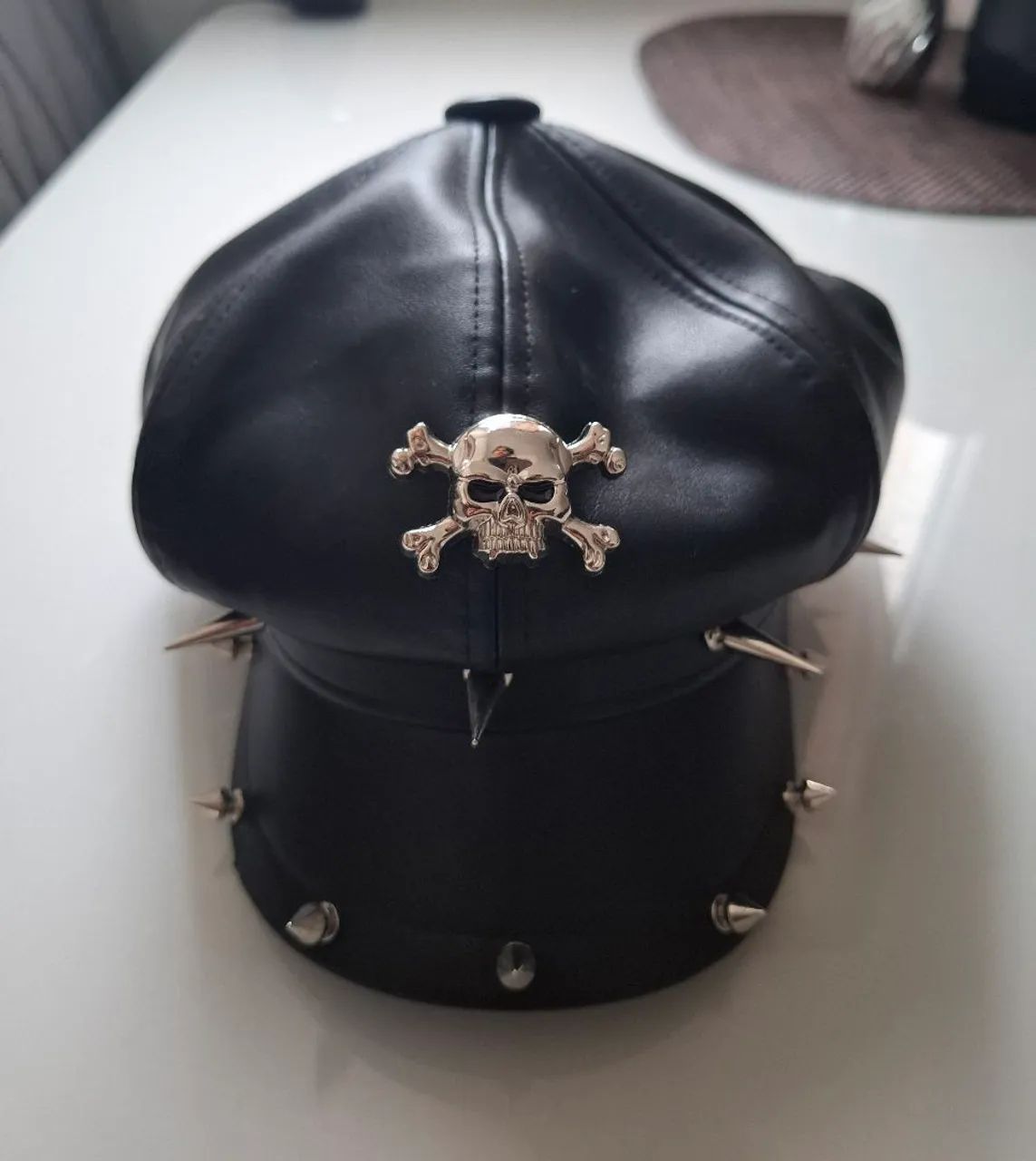 Boina de Couro Preta com Spikes