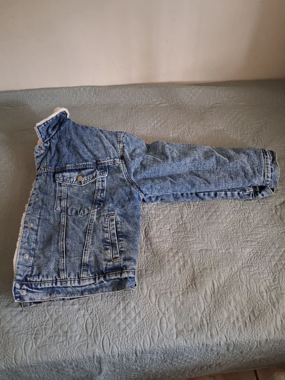 Jaqueta jeans feminina com pelinho - Foto 4