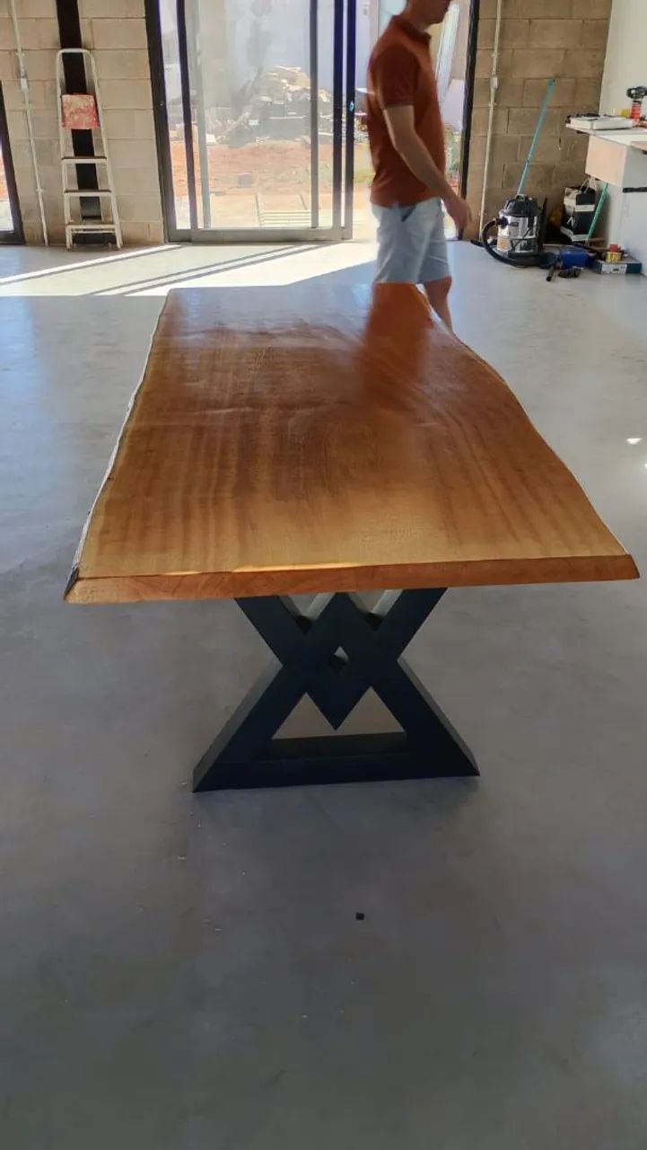 Mesa de madeira maciça e base industrial  - Foto 2