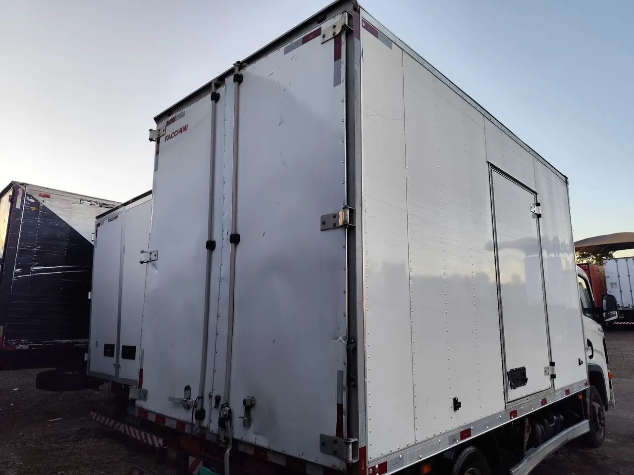 Baú Express/ Iveco Daily 4.30 x 2.45 alt - Foto 2