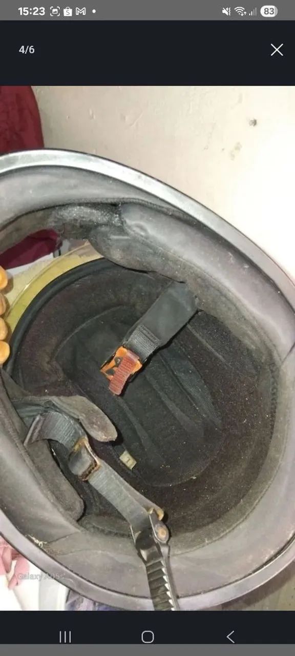 Capacete usado com um lado da viseira solta - Foto 3