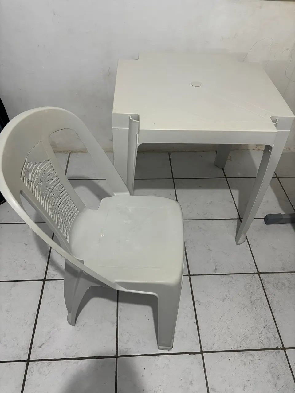 VENDO CADEIRA E MESA DE PLÁSTICO