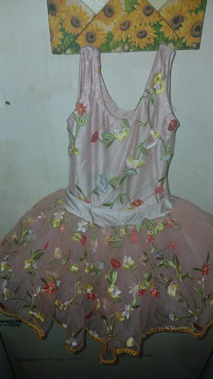 Vestido infantil delicado de festa com tule e bordado