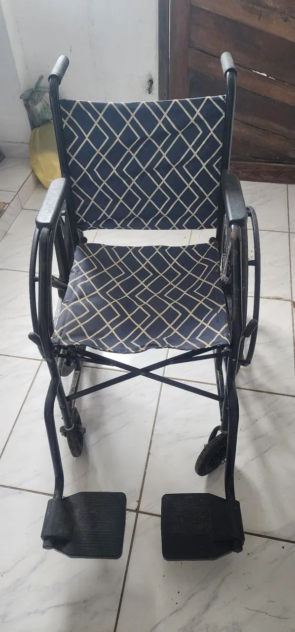 Cadeira de roda pouco usada é reputante pra vender - Foto 3