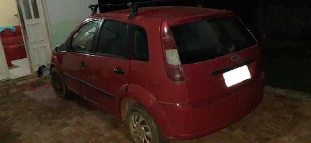 Vendo um Ford Fiesta Hatch vermelho - Foto 2