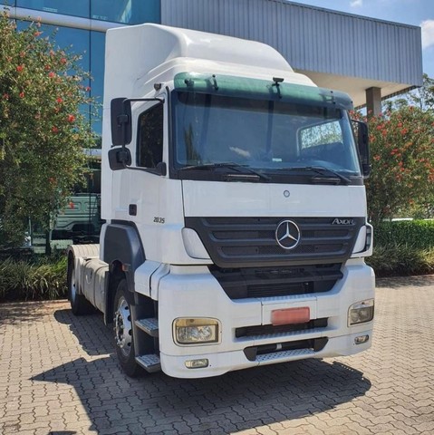 Mercedes Benz axor modelo 2035  4x2 teto alto 