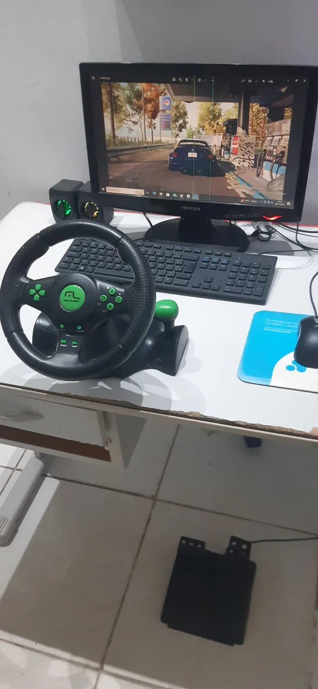 Simulador de corrida de carros, jogabilidade, tv, divertido, jogo, no,  gamepad, controlador de jogo, console de vídeo, jogando, jogador,  segurando, passatempo, conceito de visão de prazer lúdico