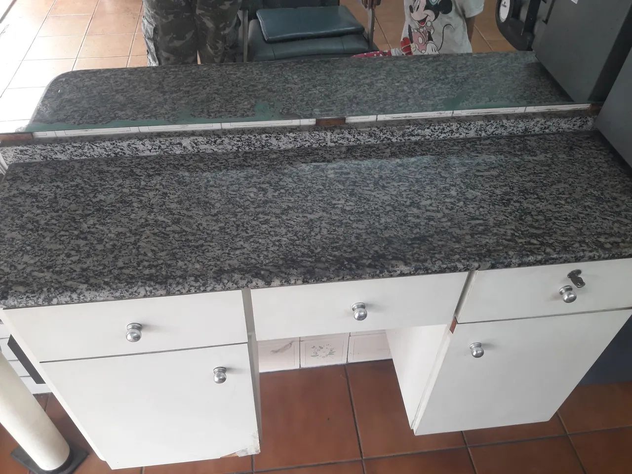 Frente de salao de cabeleleiro com pedras de mármore