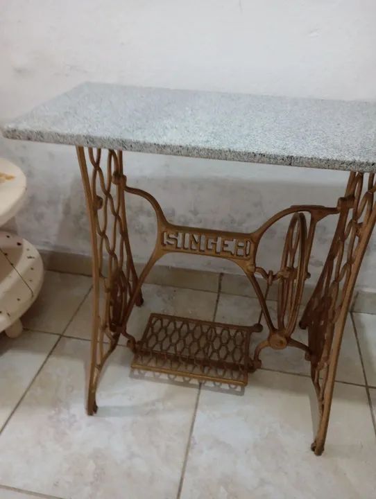 Vendo pé de Máquina Antigos modelo Arranha , com pedra de Mármore  - Foto 3