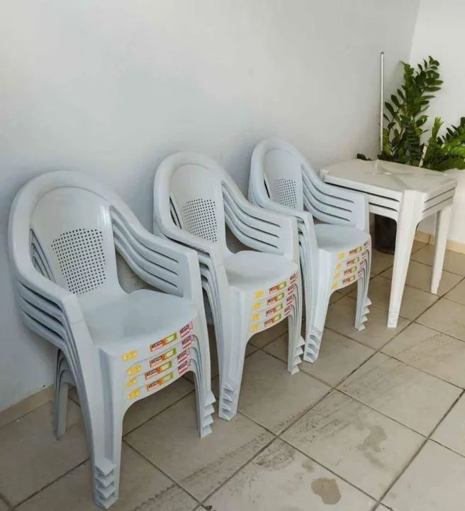 Conjunto de Cadeiras e Mesas novas de plástico forte e resistente. - Foto 4