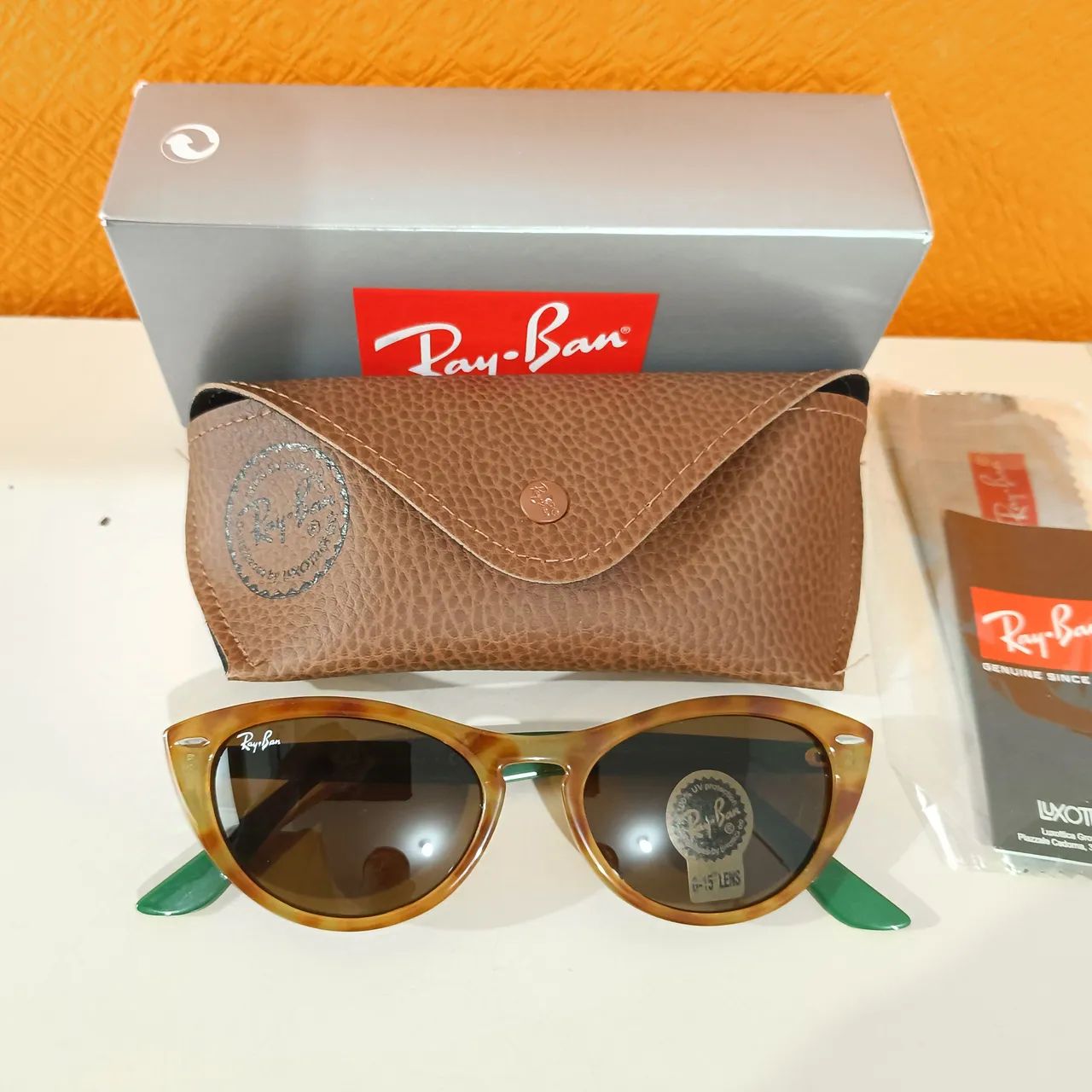 Óculos de sol Ray Ban Nina kraviz caramelo com haste verde unissex novo  - Foto 6