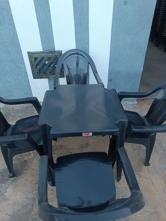 Conjunto de Cadeiras e Mesas novas de plástico forte e resistente. - Foto 2
