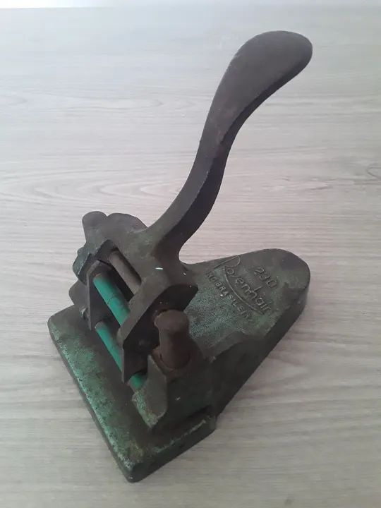 Antigo Furador de Papel