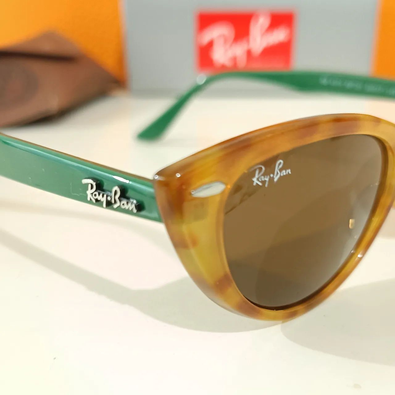 Óculos de sol Ray Ban Nina kraviz caramelo com haste verde unissex novo  - Foto 2