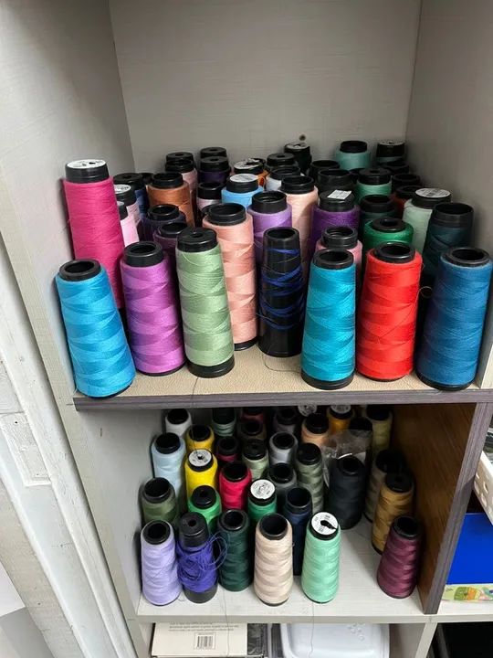 Máquina de costura Siruba,pronta pra uso e Bobinas de linha para máquinas de costura - Foto 2