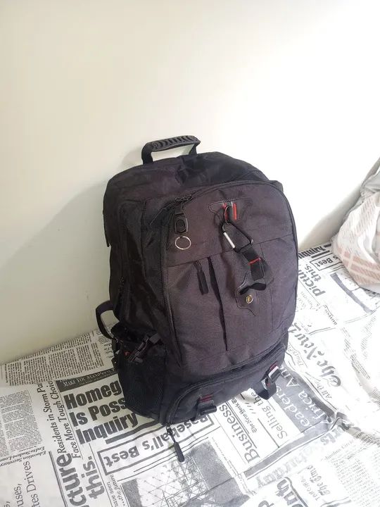 Mochila grande preta p/ trabalho ou viagem