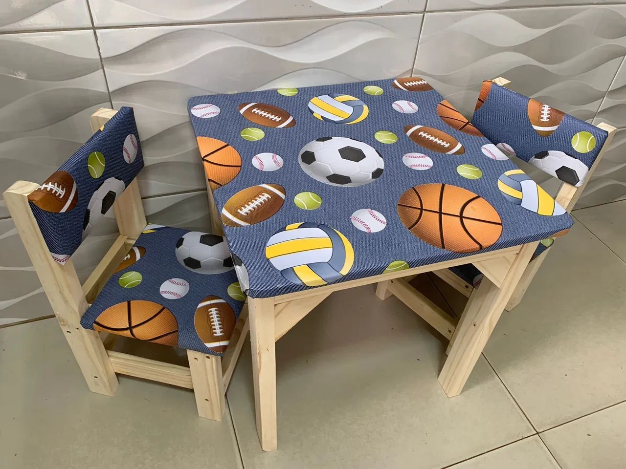 Mesa estampada de bolas