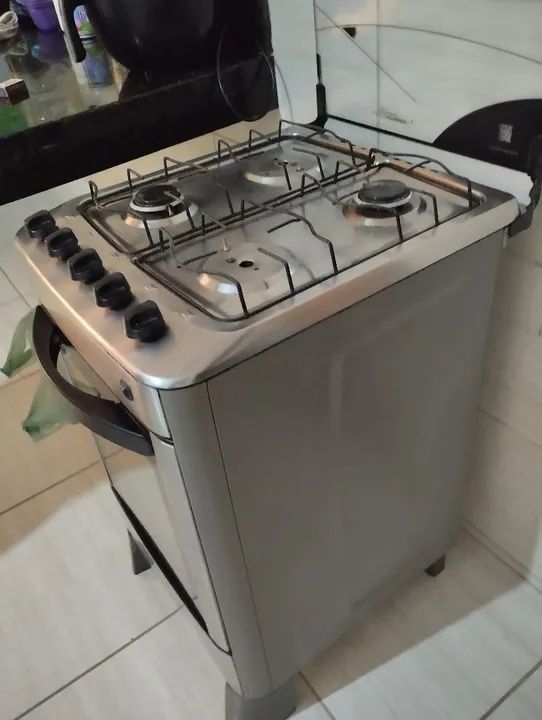 Fogão 4 Bocas com Forno -usado,forno funcionando perfeitamente só q está sem as trempes.