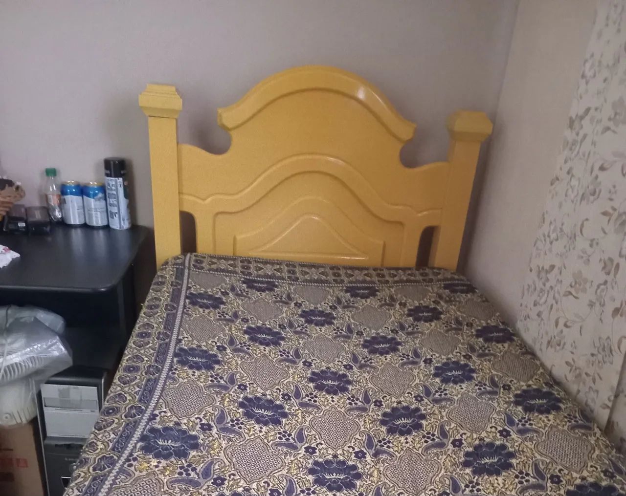 Cama de solteiro cor marfim com colchão 