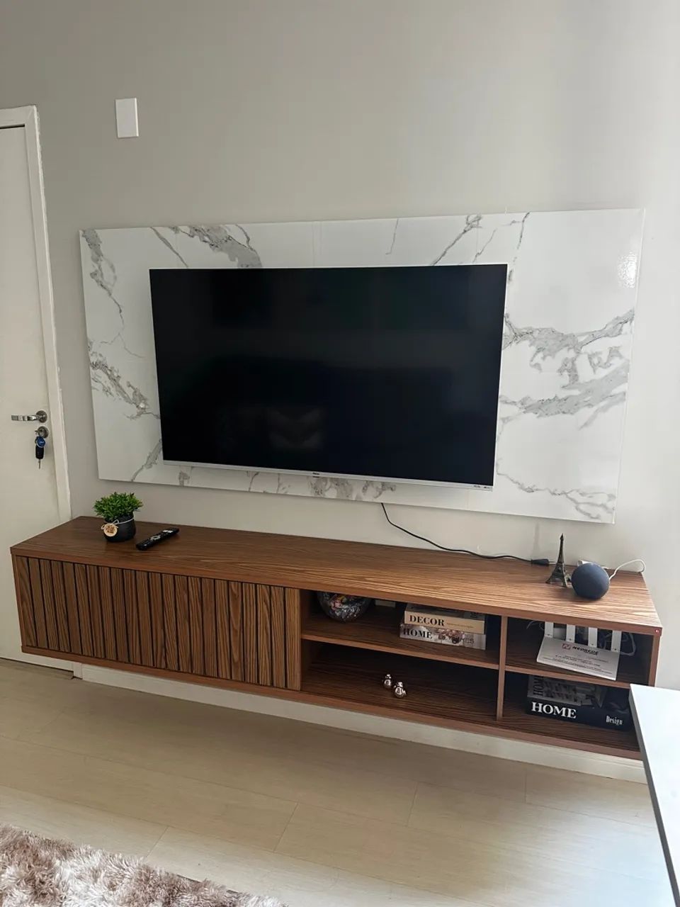 Rack suspenso e Painel marmorizado. 