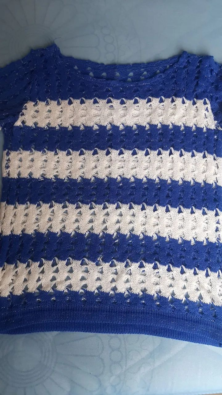 Blusa de crochê listrada azul e branca - Foto 2