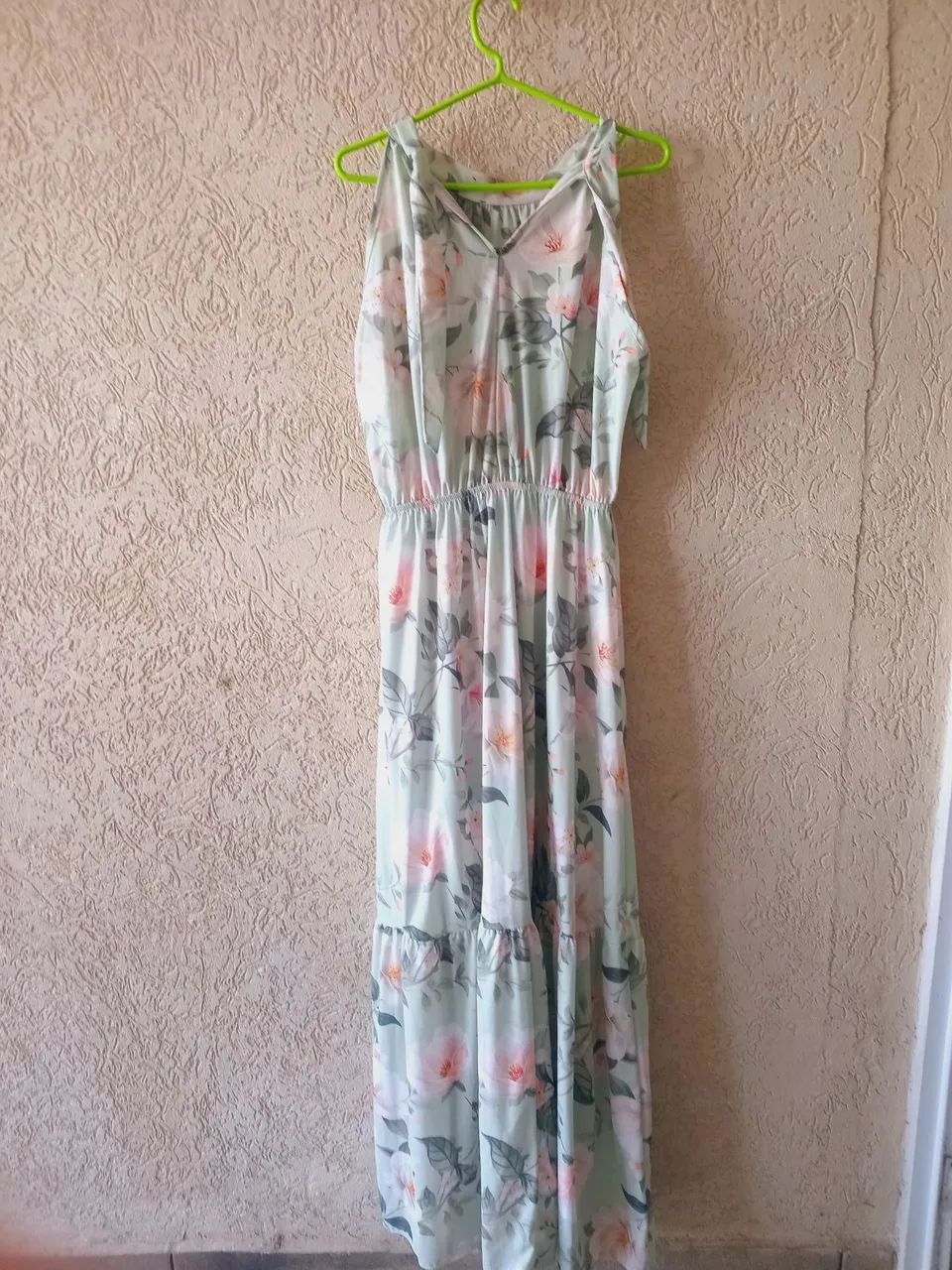 Vestido longo floral com detalhes delicados