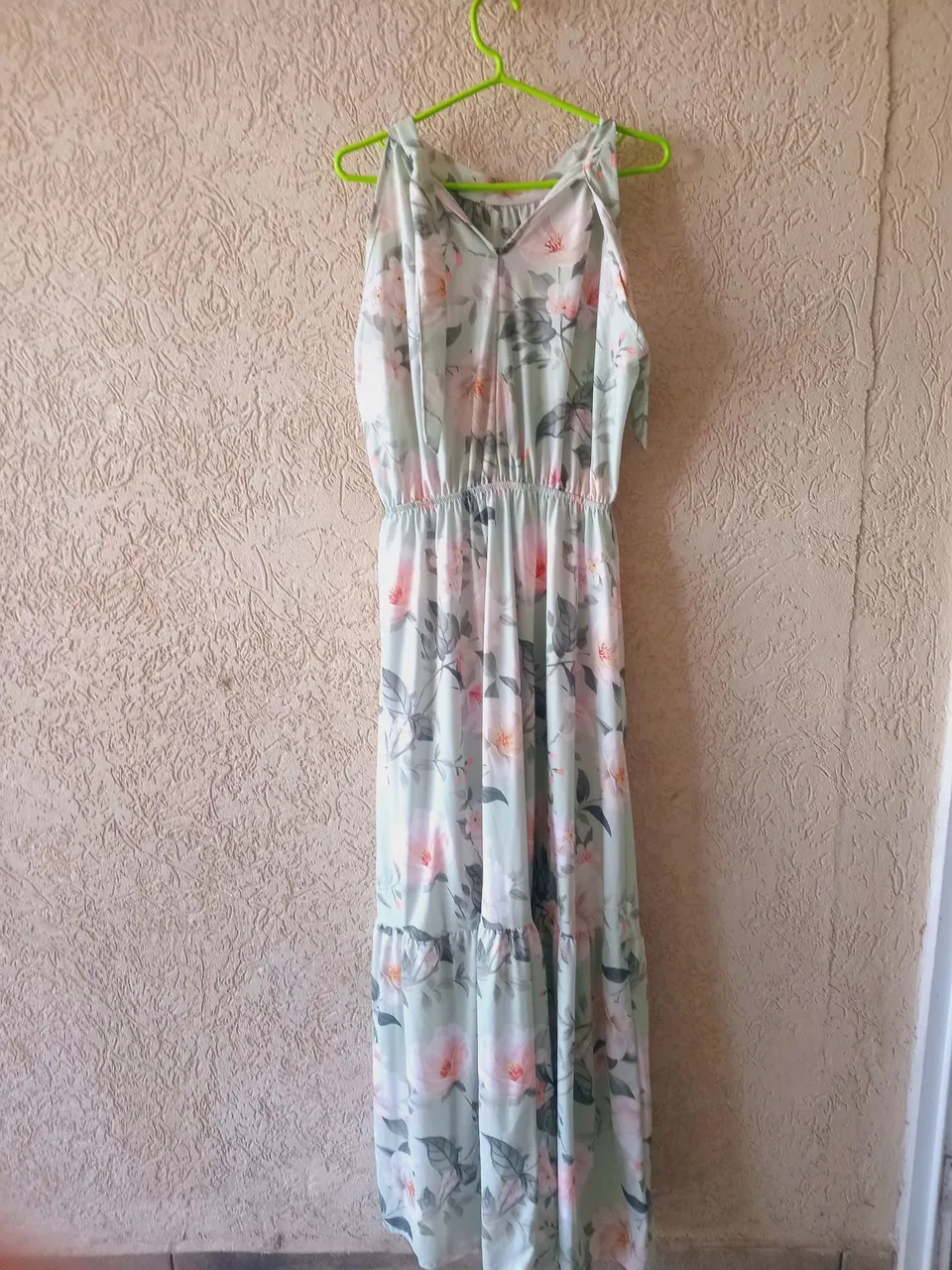 Vestido longo floral com detalhes delicados