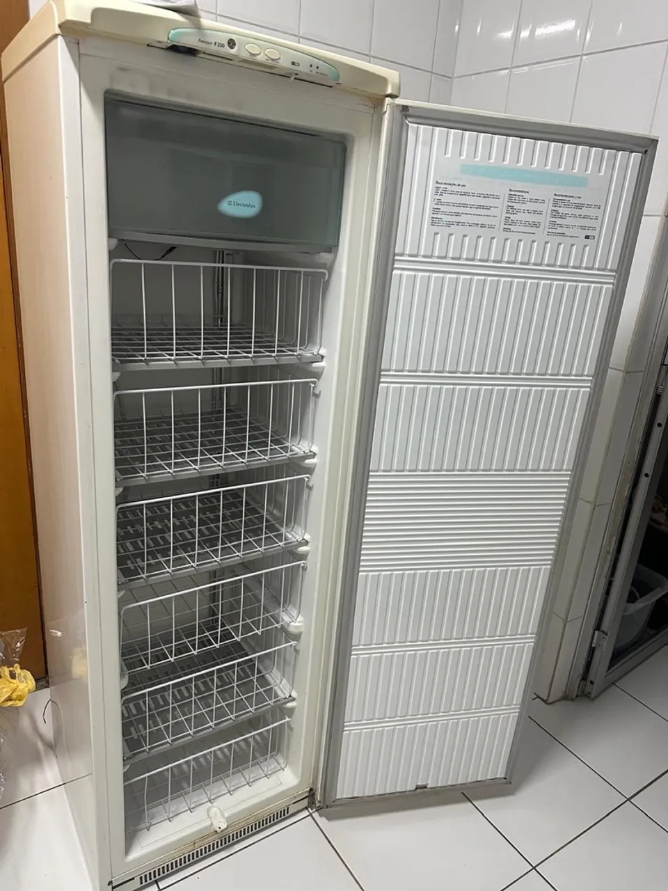 Freezer Electrolux F250 Vertical - Ideal para Organizar Alimentos
