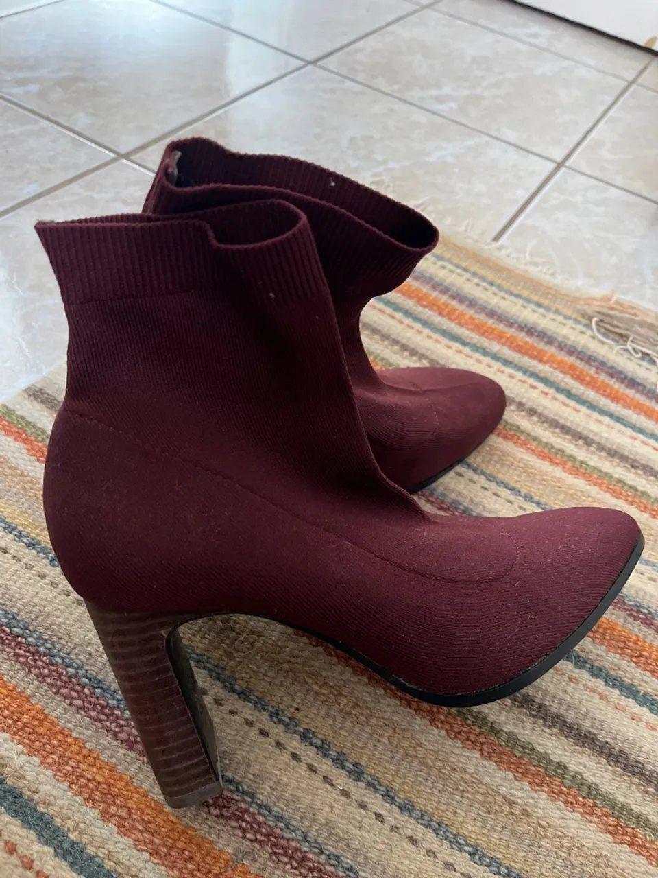Bota feminina vinho estilosa