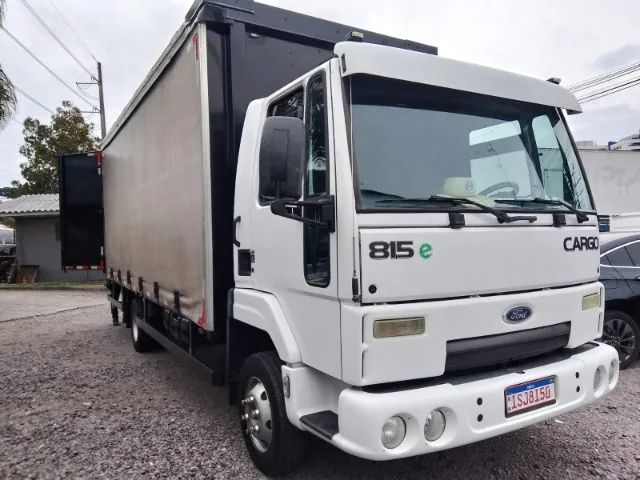 Ford Cargo 815, com baú sider de 6,20 metros