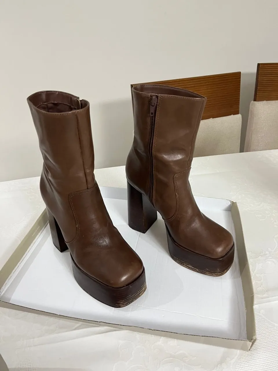 Bota meia pata marrom arezzo 
