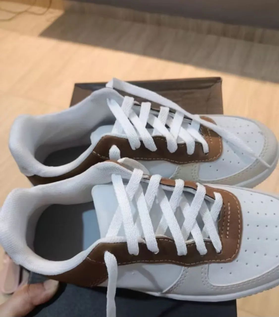 Tênis Casual Branco e Marrom - Novo! - Foto 2