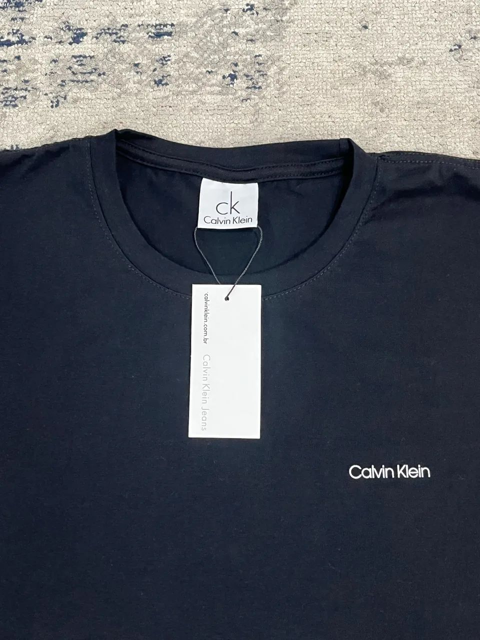 Camiseta Calvin Klein Malha Peruana Logo Básica  - Foto 2