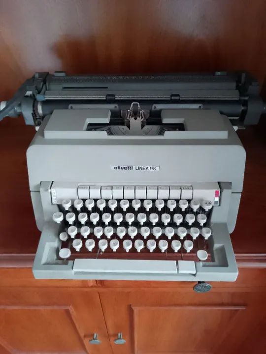 Máquina de escrever Olivetti Linea 98