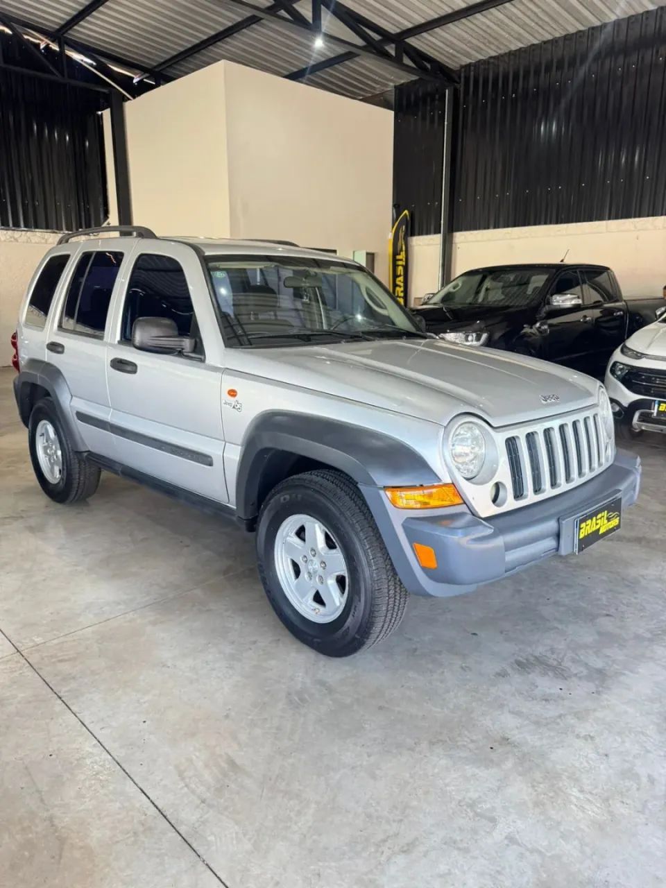 JEEP CHEROKEE 3.7 SPORT 4X4 V6 12V GASOLINA 4P AUTOMÁTICO PRATA 2006 - Foto 3
