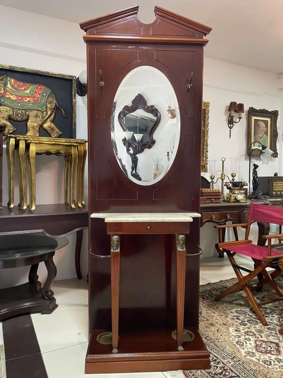Antiga Chapeleira Ornamentada com Bronze e Espelho de Cristal Bisotado