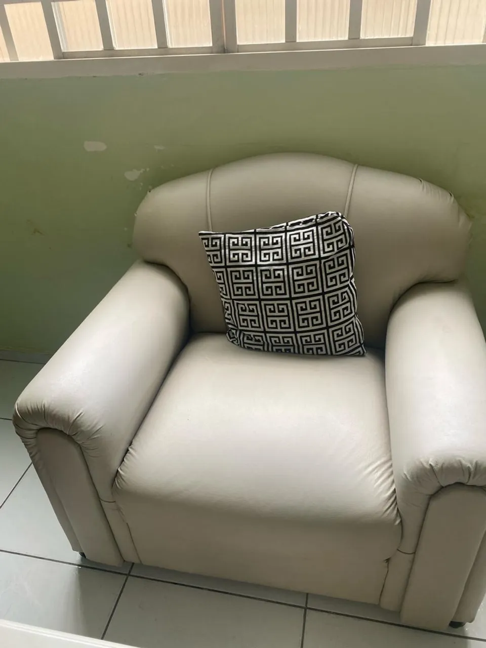 Poltrona de Couro Confortável com Almofada Decorativa