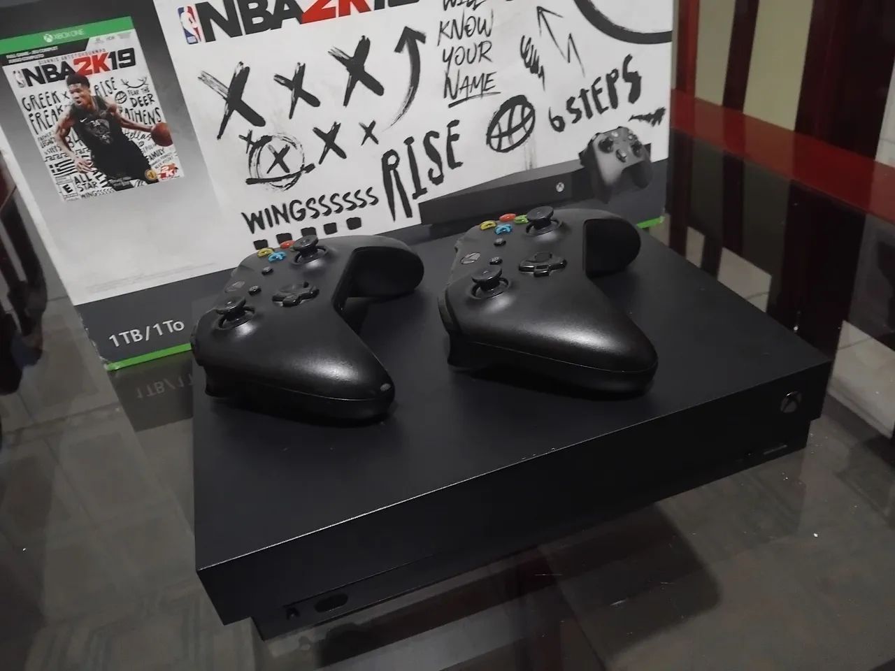 Xbox One X + dois controles - Foto 3